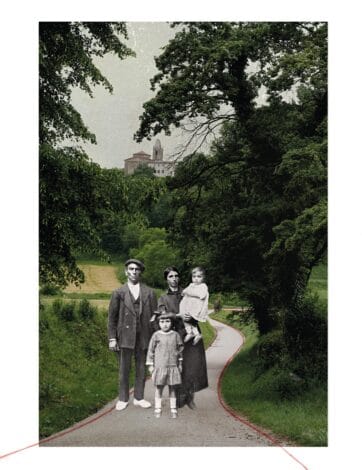 Fotografía antigua en blanco y negro de una familia posando en un camino entre árboles, montada sobre papel y cruzada por un hilo rojo.