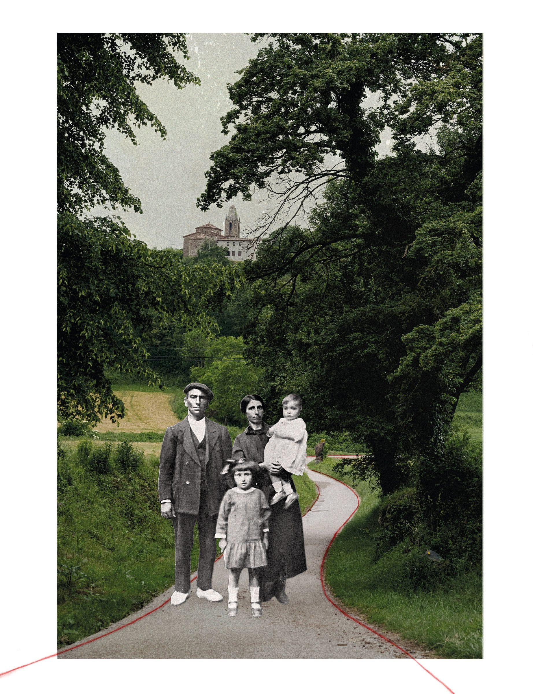 Fotografía antigua en blanco y negro de una familia posando en un camino entre árboles, montada sobre papel y cruzada por un hilo rojo.