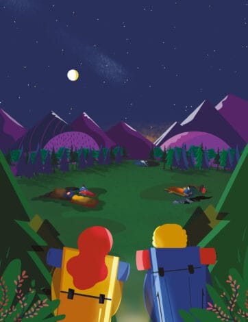 Ilustración nocturna de dos excursionistas con mochila contemplando un valle bajo un cielo estrellado, con tiendas iluminadas y montañas al fondo.