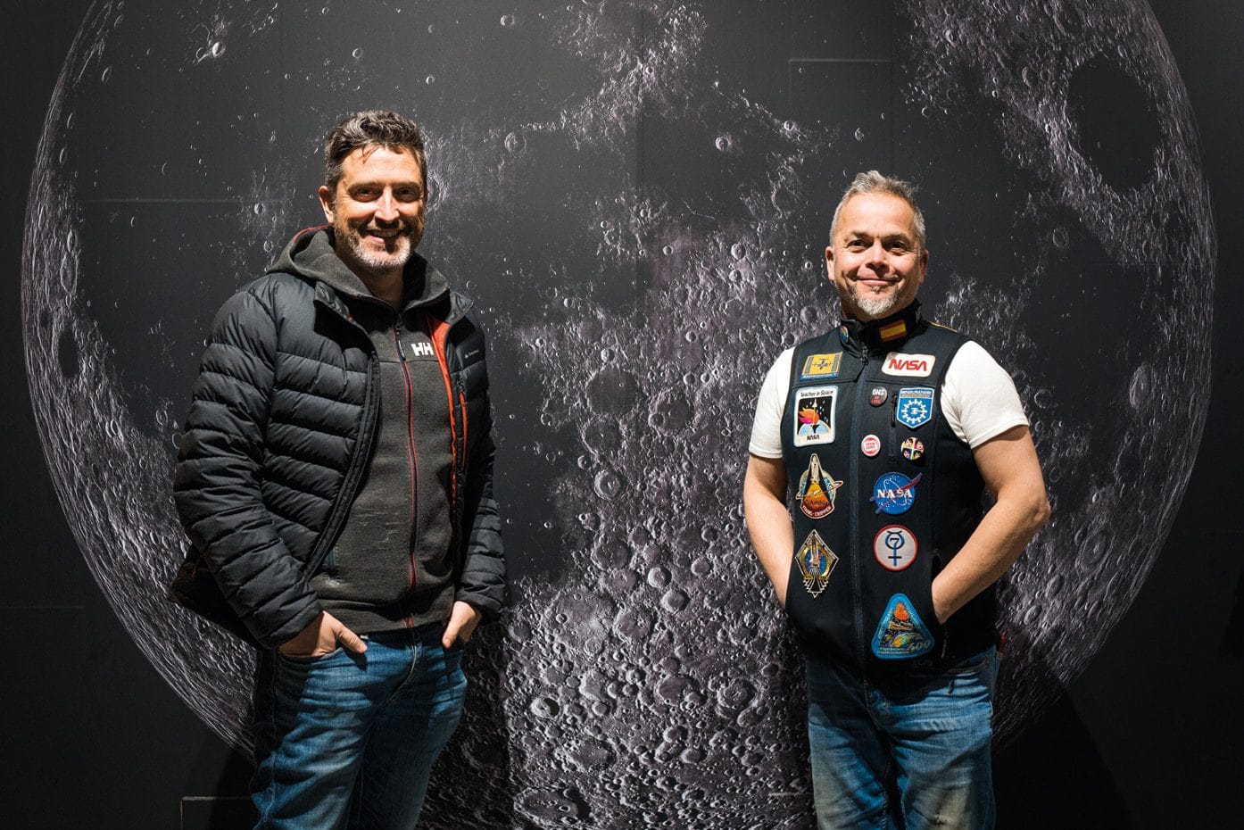 Óscar Blanco, a la izquierda, y Ricardo Lago, responsables del Centro Astronómico de Trevinca, ante una gran fotografía de la superficie lunar.