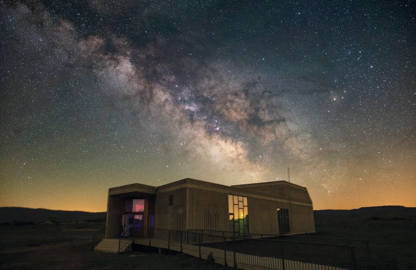 El exterior del observatorio de Trevinca de noche, con la Vía Láctea cruzando el cielo sobre el edificio.